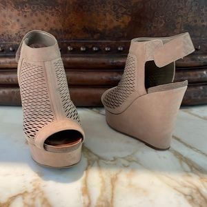 Size 7 Vince camuto wedges